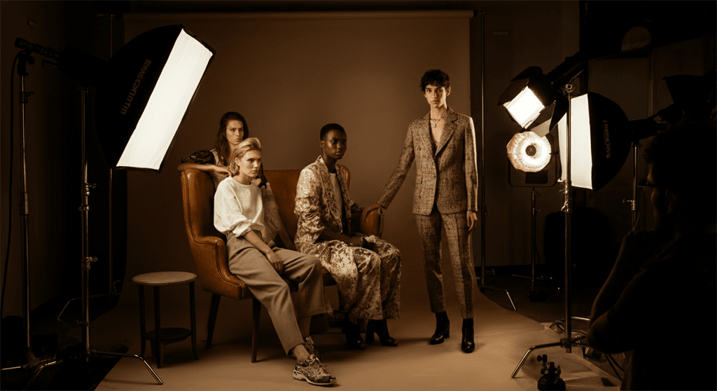 Uma imagem fotográfica de um estúdio elegante com modelos exibindo itens de moda da moda, com iluminação sofisticada e interações da vida real.